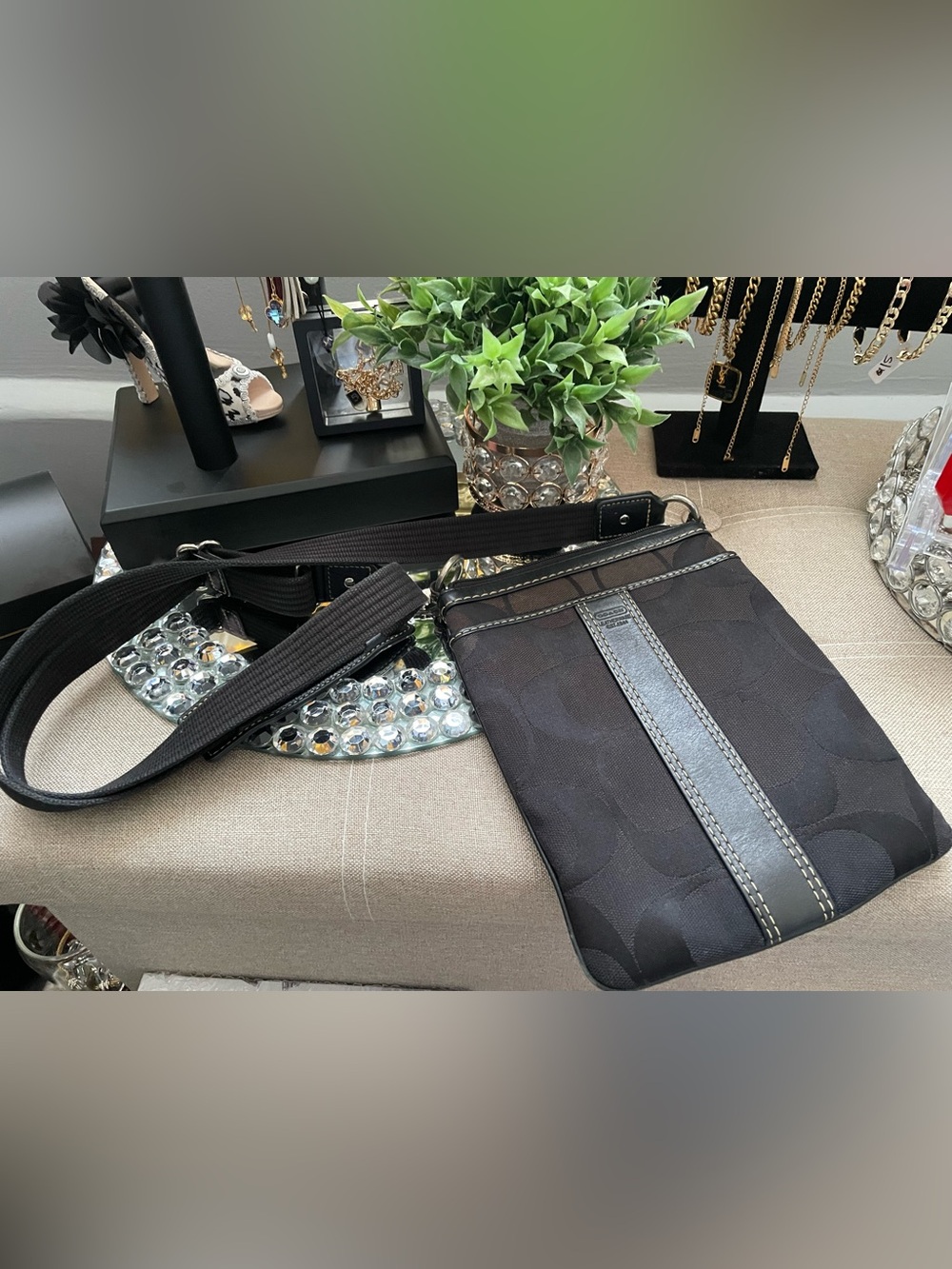 ✨🖤Coach Black Signature Crossbody Sling with Leather Stripe🖤✨Preloved